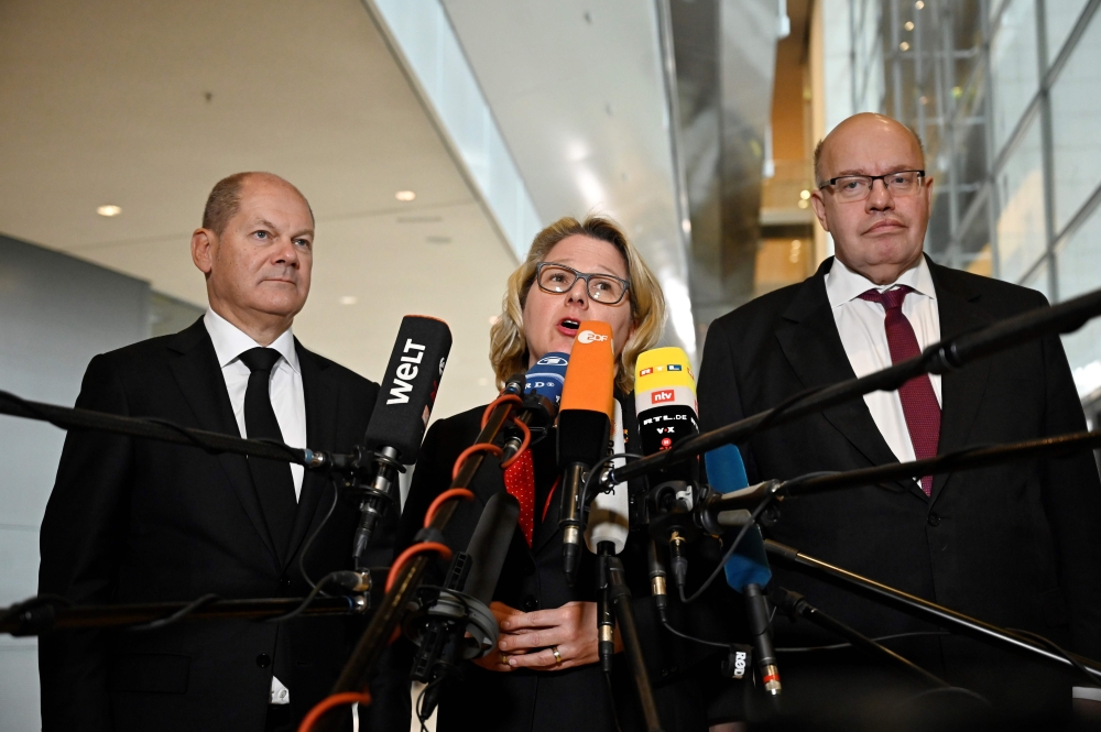 German Economy Minister Peter Altmaier (R), Finance Minister and Vice-Chancellor Olaf Scholz and Environment Minister Svenja Schulze give a press conference about the exit from coal power in Berlin on January 29, 2020. AFP / Tobias SCHWARZ