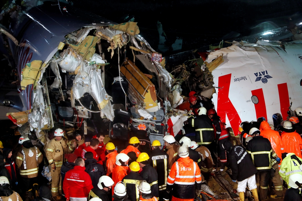 First responders work near the Pegasus Airlines Boeing 737-86J plane's broken-up fuselage, after it overran the runway during landing and crashed, at Istanbul's Sabiha Gokcen airport, Turkey February 5, 2020. Reuters/Murad Sezer
 