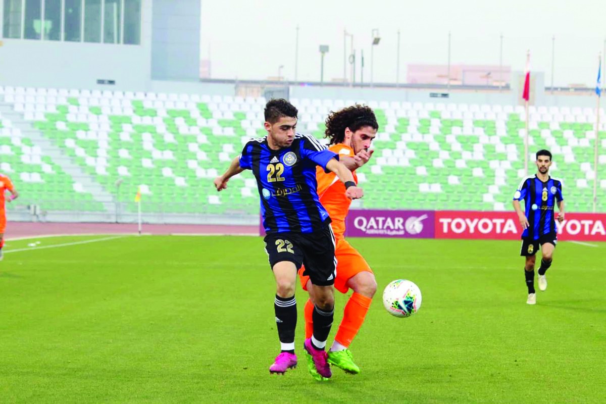 Al Sailiya's Mohammad Faisal Abu Zraiq (left) vies for the ball possession with an Umm Salal player during their Amir Cup Round of 16 match yesterday.
