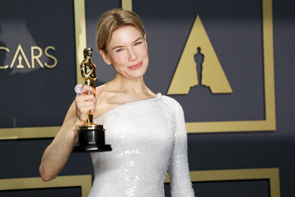 Renee Zellweger poses with her Oscar for Best Actress in 