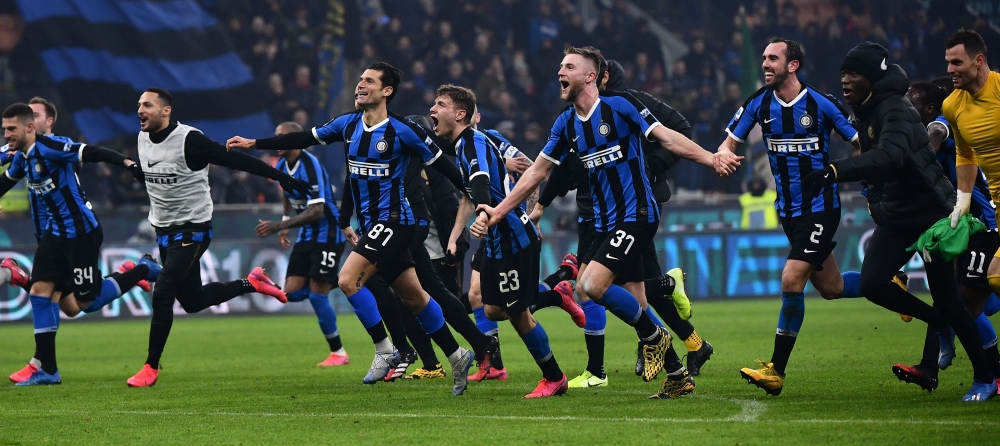  Inter Milan's team celebrates at the end of the Italian Serie A football match Inter Milan vs AC Milan on February 9, 2020 at the San Siro stadium in Milan. / AFP / MARCO BERTORELLO