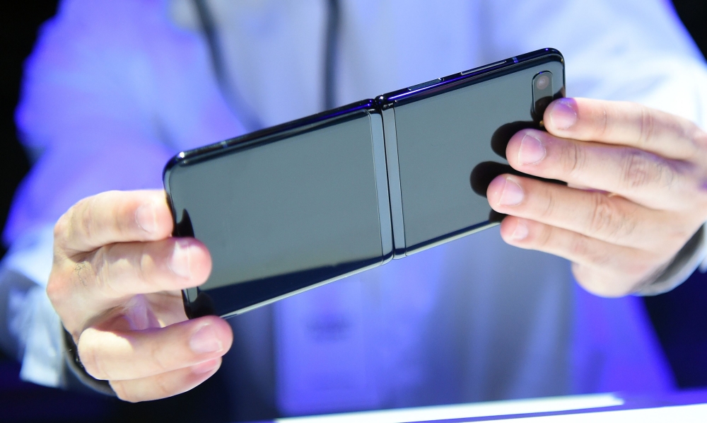 A member of the media holds a Samsung Galaxy Z Flip phone during the Samsung Galaxy Unpacked 2020 event in San Francisco, California on February 11, 2020. AFP / Josh Edelson
 