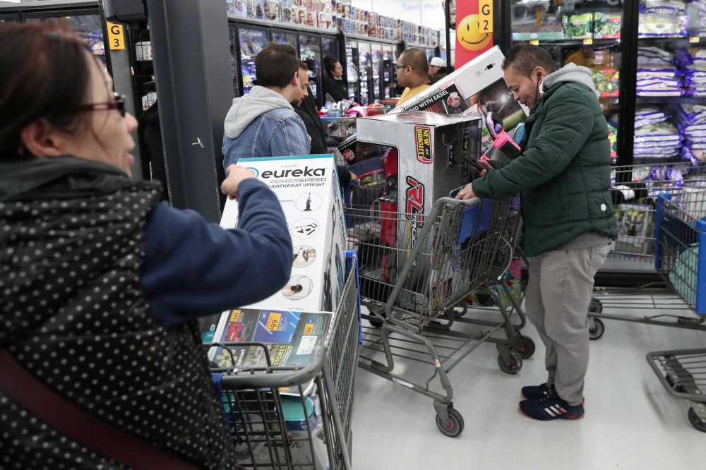People wait in line pay at a Walmart during a sales event on Thanksgiving day in Westbury. New York, US, November 22, 2018. Reuters / Shannon Stapleton