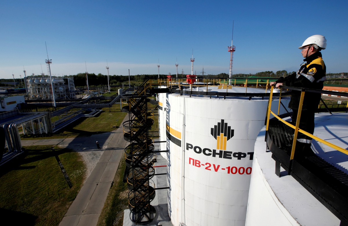 A worker is seen at the central processing facility of the Rosneft-owned Priobskoye oil field outside the West Siberian city of Nefteyugansk, Russia, August 4, 2016. Reuters / Sergei Karpukhin 