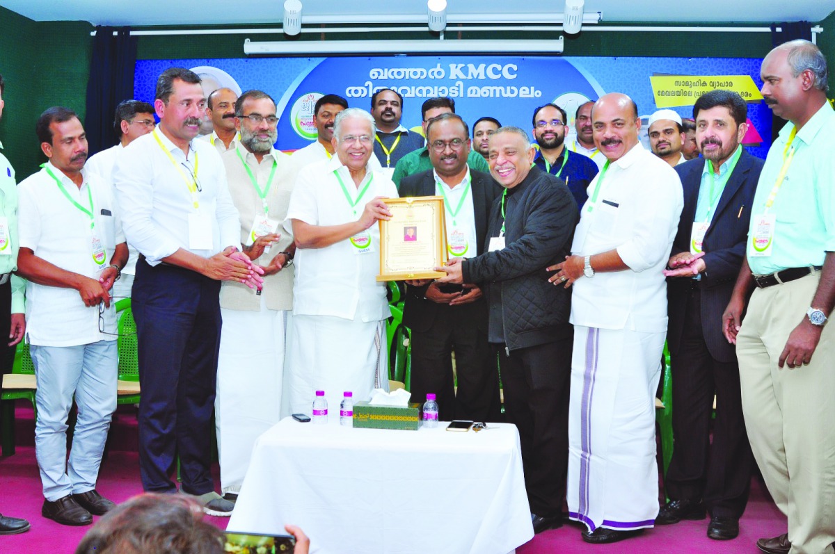 E T Muhammed Basheer MP, presenting a memento of honour to Muhammed Easa, NRI buisinessman and President of Qatar Indian Football Federation.