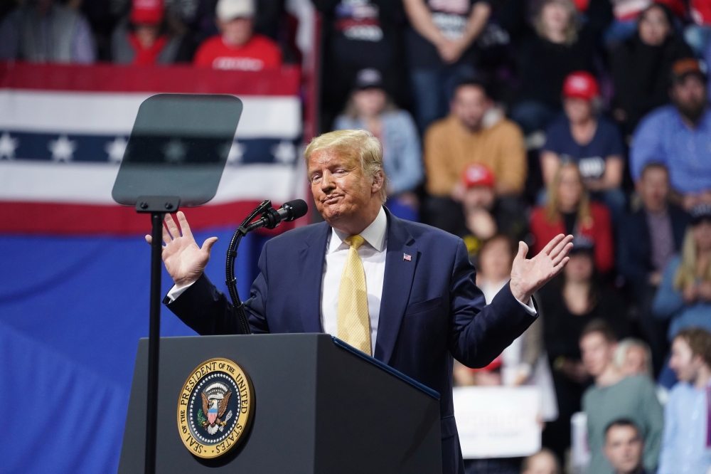 U.S. President Donald Trump gestures as he holds a campaign rally in Colorado Springs, Colorado, February 20, 2020. REUTERS/Kevin Lamarque 