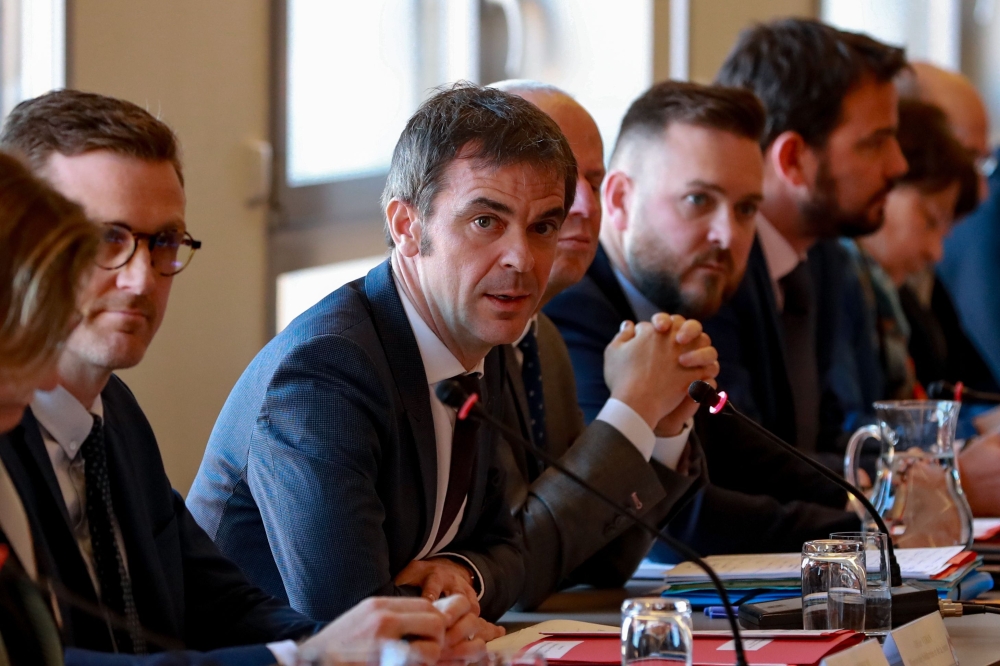  French Health Minister Olivier Veran (C) takes part in a meeting on the Coronavirus Covid-19 outbreak at the Health Ministry on February 18, 2020, in Paris. / AFP / Ludovic MARIN