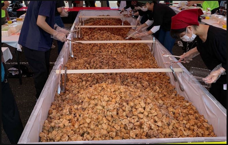 Picture from The Guinness World Records site of the current record holder of World’s largest serving of fried chicken (Karafesu Project Council ) that weighs 1,667.301 KG