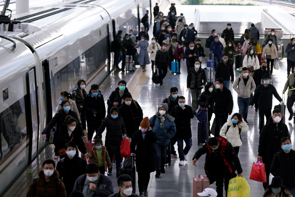  Passengers wearing masks are seen arrival at the Shanghai railway station in Shanghai, China, as the country is hit by an outbreak of a new coronavirus, February 27, 2020. REUTERS/Aly Song 