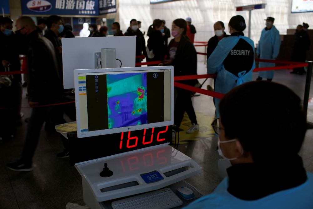  Passengers wearing masks are seen on a thermal screen at the Dhanghai railway station in shanghai, China, as the country is hit by an outbreak of a new coronavirus, February 27, 2020. REUTERS/Aly Song 