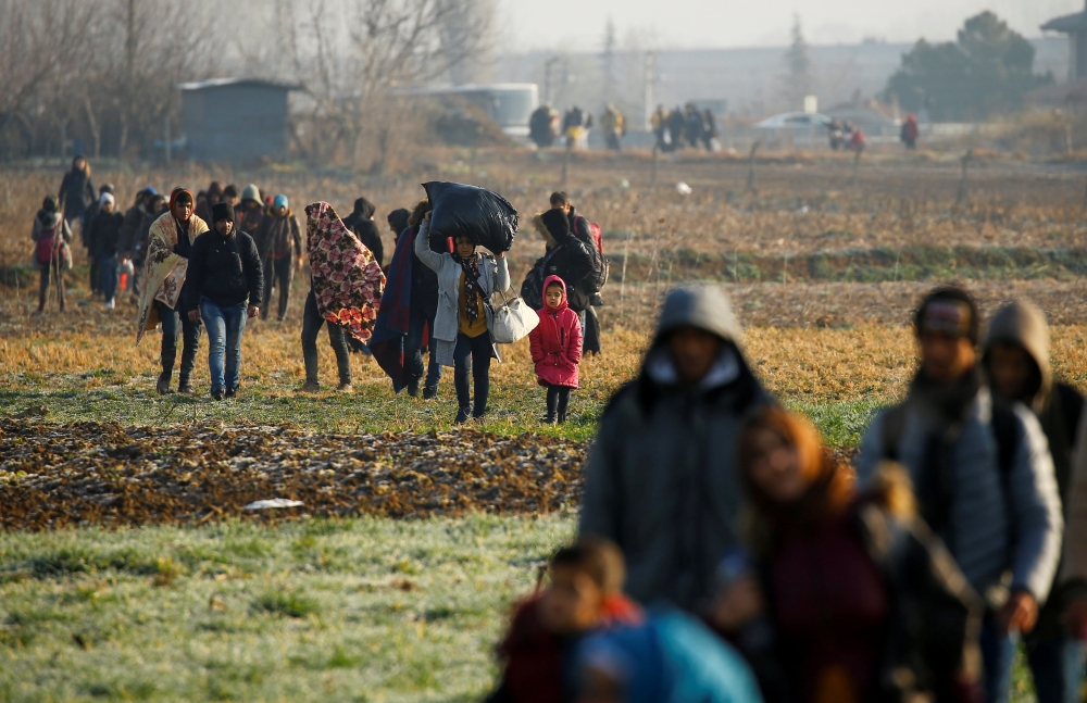 Migrants walk towards Turkey's Pazarkule border crossing with Greece's Kastanies, near Edirne, Turkey March 1, 2020. REUTERS/Huseyin Aldemir