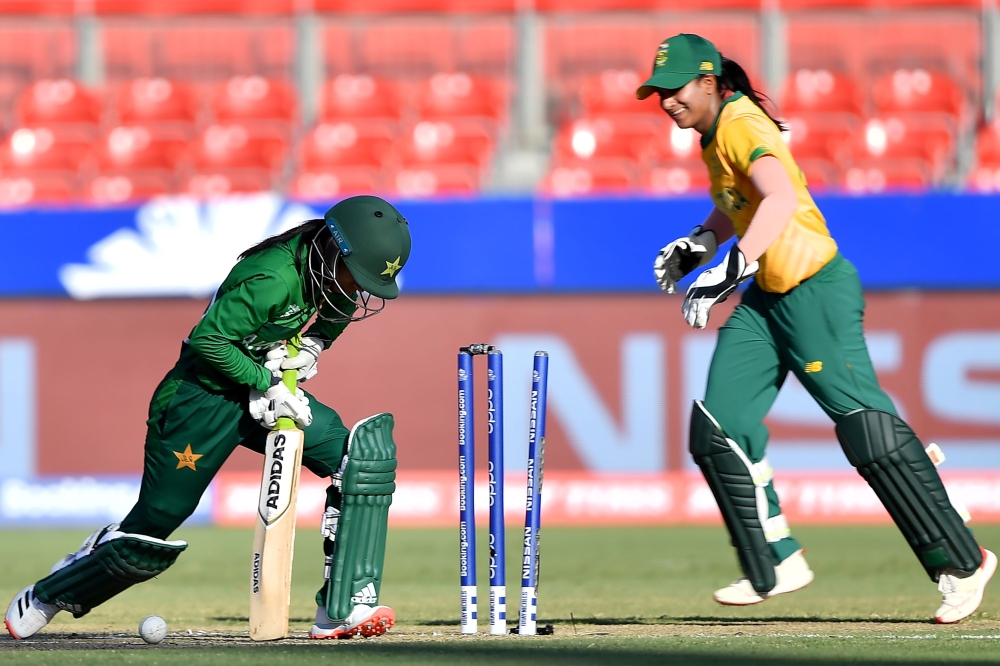 Pakistan's Sidra Nawaz is clean bowled during the Twenty20 women's World Cup cricket match between South Africa and Pakistan in Sydney on March 1, 2020./ AFP / Saeed KHAN / 