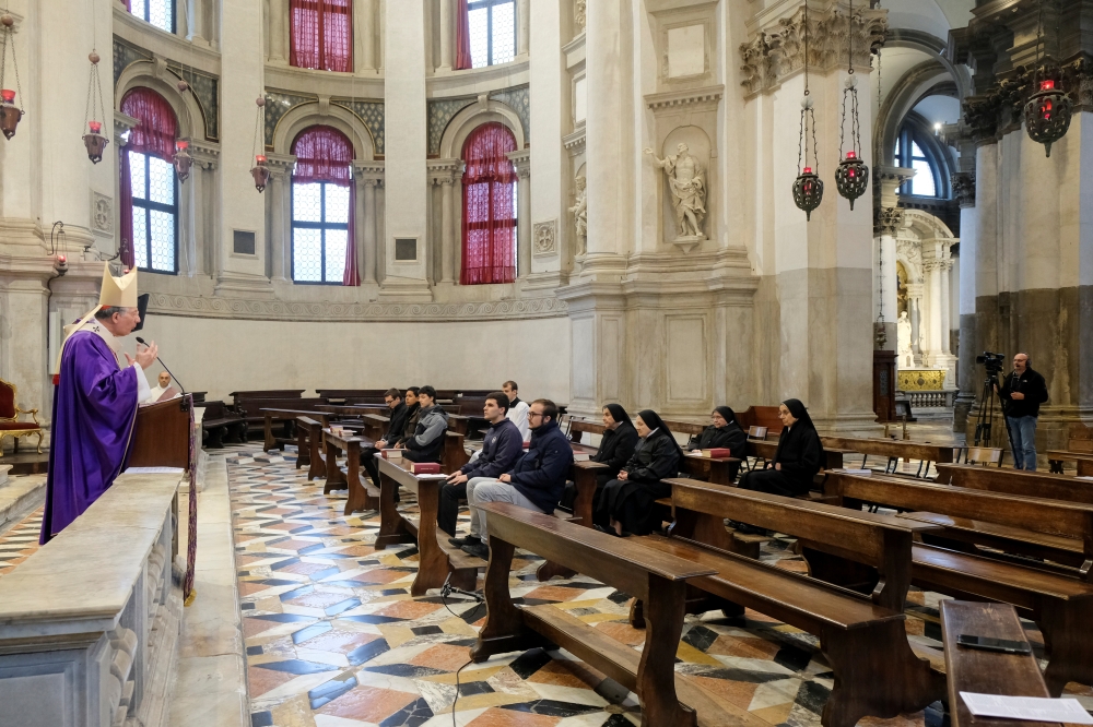 The Patriarch Francesco Moraglia celebrates mass behind closed doors in Venice with only the clerical staff allowed, Venice, Italy, March 1, 2020. Reuters/Manuel Silvestri