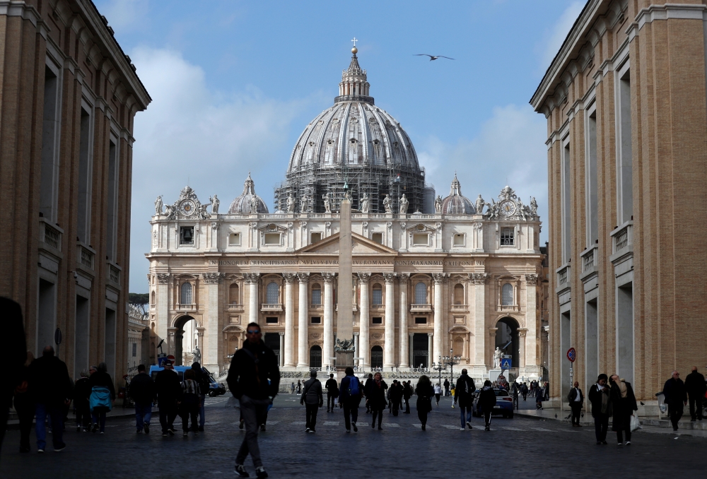  People walk on St. Peter's Square after the Vatican reports its first case of coronavirus, at the Vatican, March 6, 2020. REUTERS/Yara Nardi 