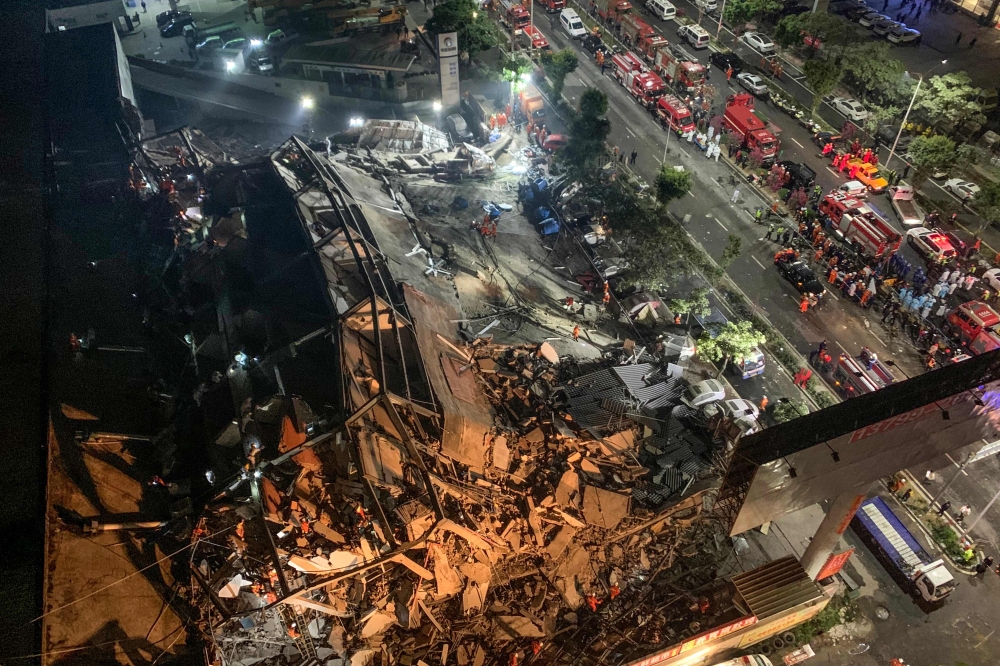 Rescuers search for survivors in the rubble of a collapsed hotel in Quanzhou, in China's eastern Fujian province on March 7, 2020. Around 70 people were trapped after the Xinjia Hotel collapsed on March 7 evening, officials said. / AFP / STR 