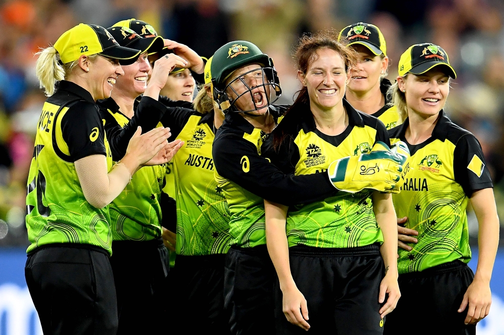 Australia's bowler Megan Schutt (2nd R) celebrates her wicket of India's Shikha Pandey with teammates during the Twenty20 women's World Cup cricket final match between Australia and India in Melbourne on March 8, 2020. / AFP / William WEST /