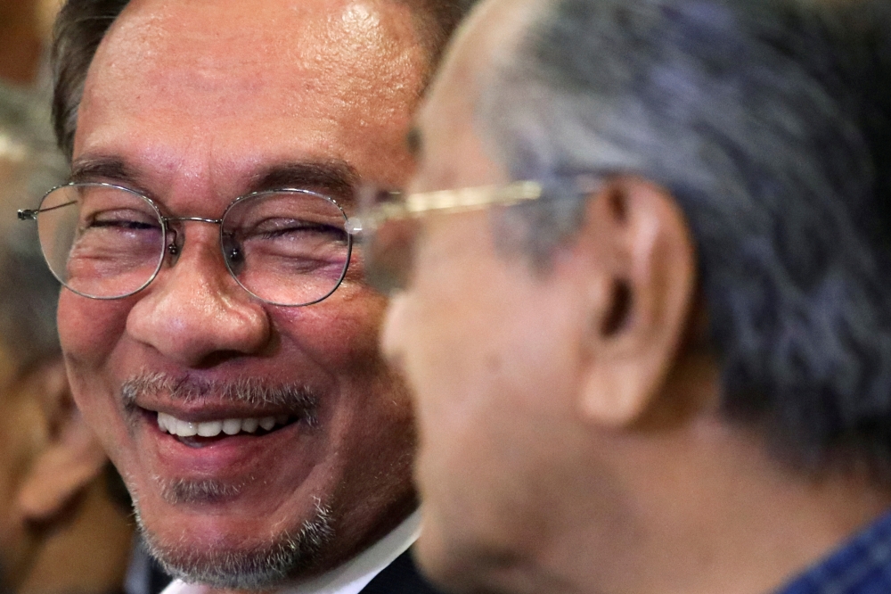 File photo of Malaysian politician Anwar Ibrahim looking at then Prime Minister Mahathir Mohamad during a news conference in Putrajaya, Malaysia, November 23, 2019. Reuters/Lim Huey Teng
 
