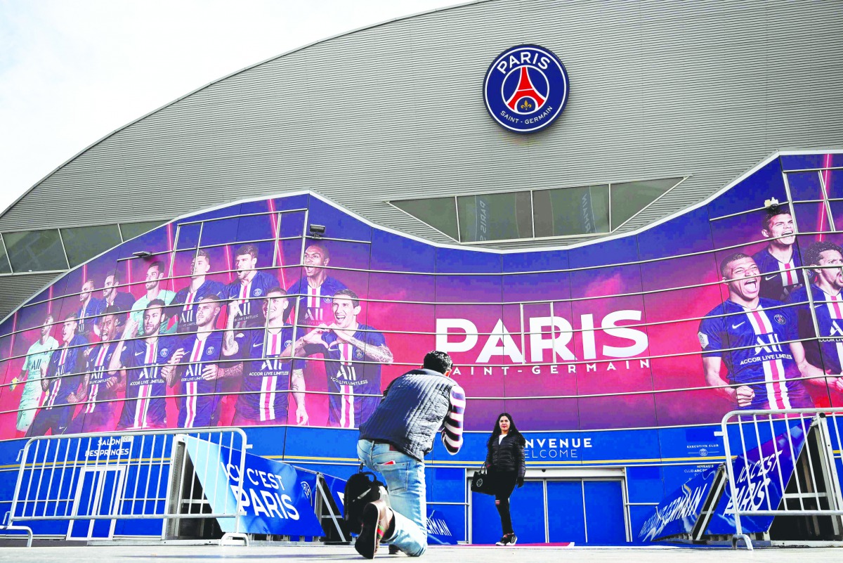 People pose for photograph in front of the Parc des Princes stadium in Paris, on March 9, 2020 two days ahed of the UEFA Champions League Group A football match between Paris Saint-Germain (PSG) and Dortmund. AFP / Franck Fife
