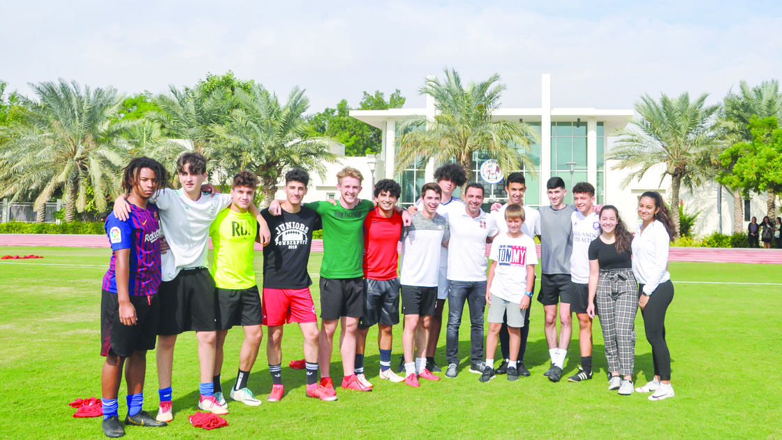 Xavi Hernández with students from the American School of Doha.
