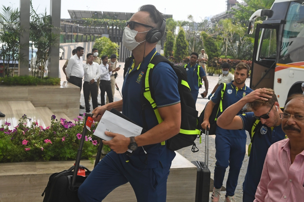 South Africa's cricket player Faf du Plessis wearing a facemask amid concerns over the spread of the COVID-19 novel coronavirus, arrives at a hotel in Kolkata on March 16, 2020. / AFP / Dibyangshu SARKAR