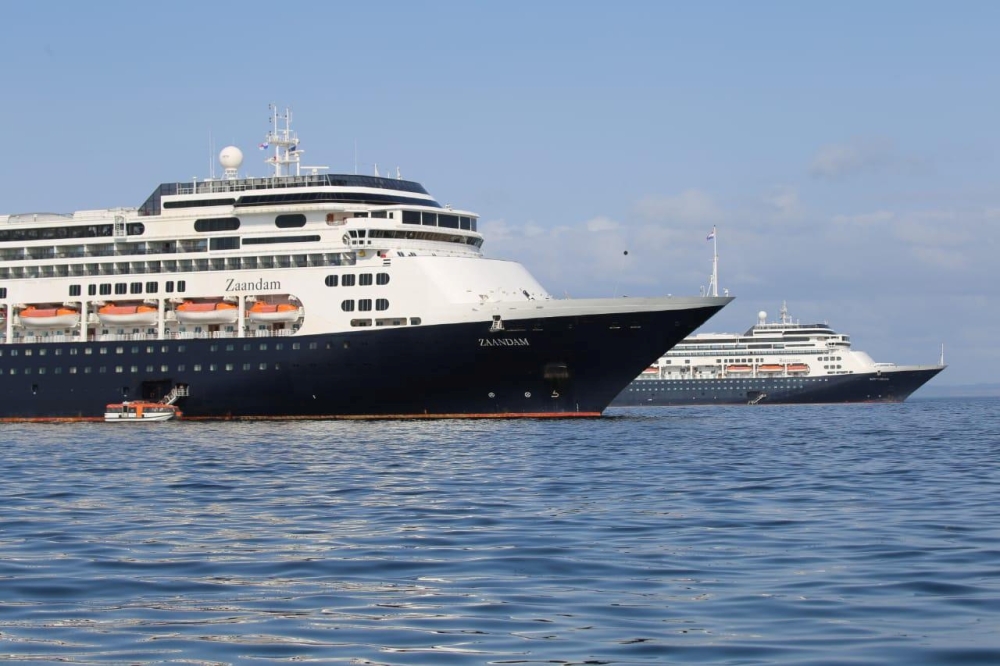 Passengers board a lifeboat from Holland America Line cruise ship MS Zaandam to be transported to her sister ship Rotterdam (R) on Panama Bay, Panama during a coronavirus disease (COVID-19) outbreak on March 28, 2020. Panama Maritime Authority/Handout va 