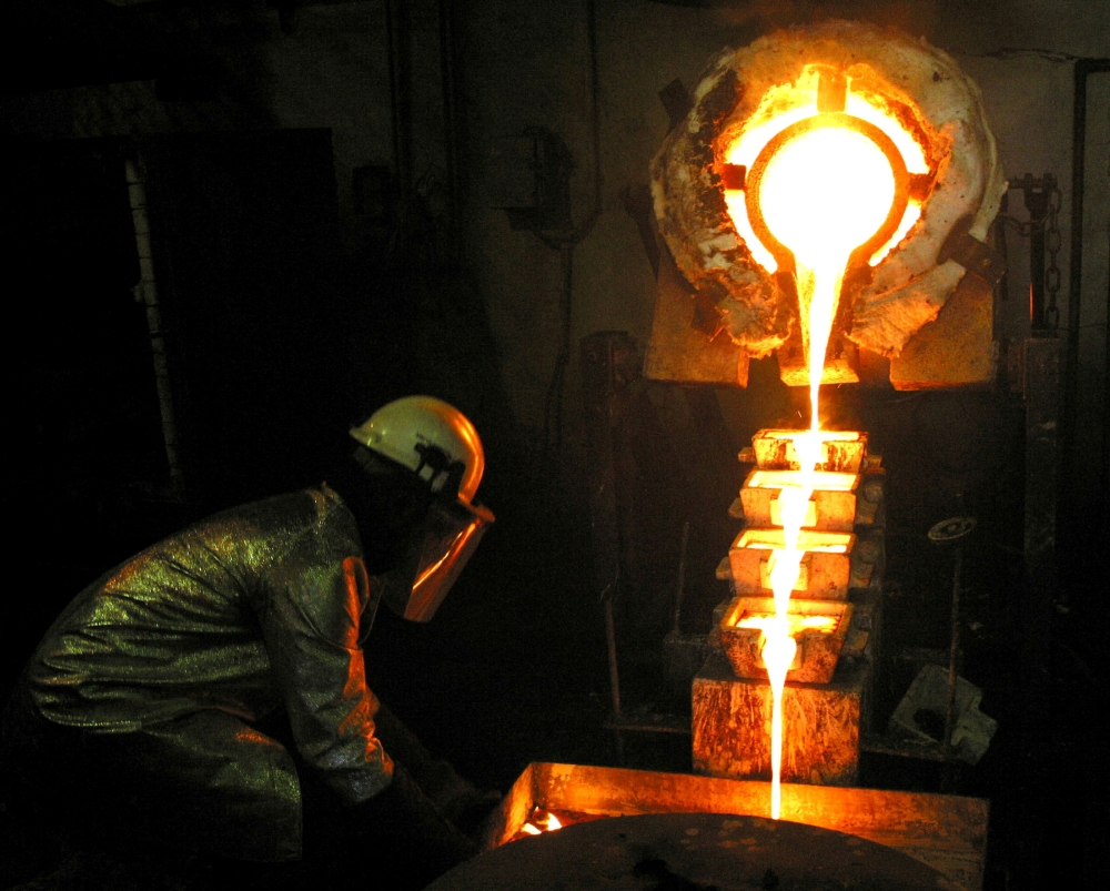 A worker pours Gold at the AngloGold Ashanti mine at Obuasi, Ghana, October 23, 2003. Reuters file/Luc Gnago