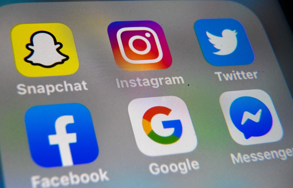 In this file photo taken on October 01, 2019 a picture taken in Lille shows the logo of mobile app Instagram, Snapchat, Twitter, Facebook, Google and Messenger displayed on a tablet. AFP / Denis Charlet