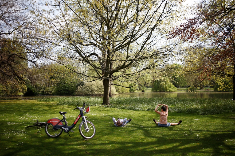 People relax in St James's Park, as the spread of the coronavirus disease (COVID-19) continues, London, Britain, April 12, 2020. REUTERS/Henry Nicholls