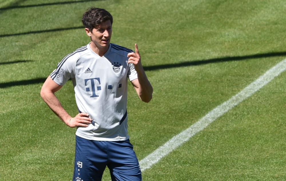 Bayern Munich's Polish forward Robert Lewandowski gestures during a training session at the football team's training grounds in Munich, southern Germany, on April 22, 2020. / AFP / Christof STACHE