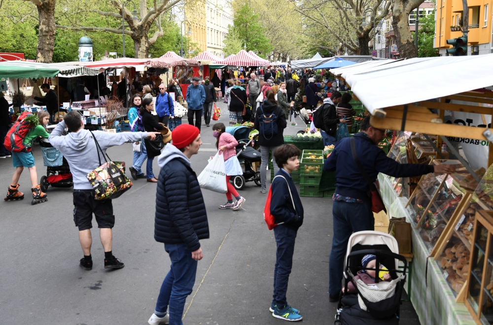 People walk past trader stands on a weekly market, as the spread of the coronavirus disease (COVID-19) continues, in Berlin, Germany, April 25, 2020. REUTERS/Annegret Hilse