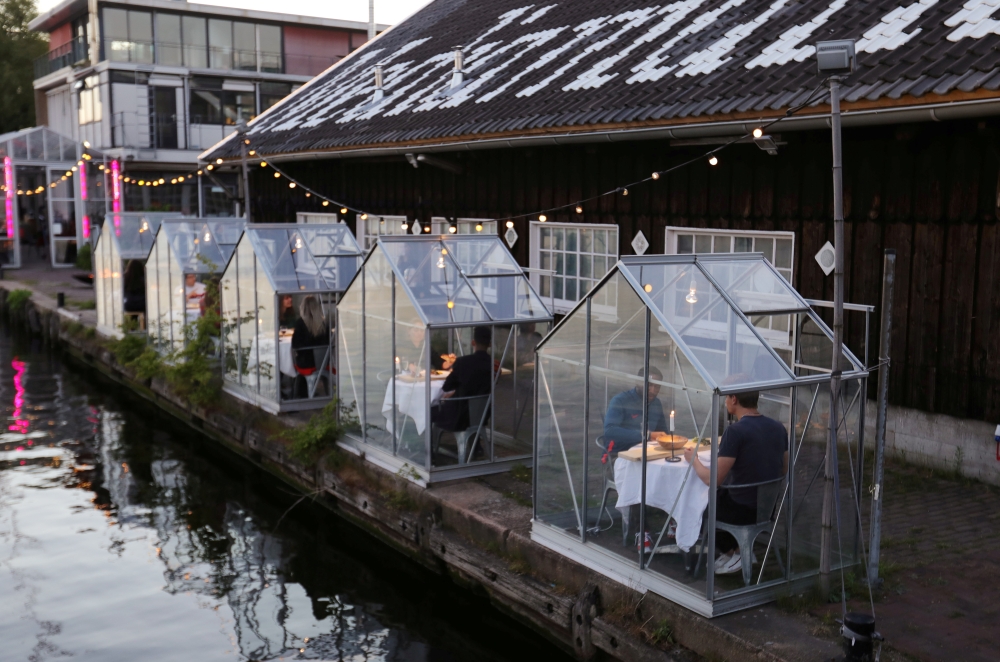 A restaurant tests servers providing drinks and food to models pretending to be clients in a safe 