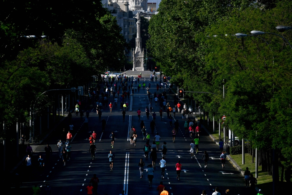 :People exercices in Madrid on May 10, 2020, during the hours allowed by the government to exercise, amid the national lockdown to prevent the spread of the COVID-19 disease./ AFP / Gabriel BOUYS