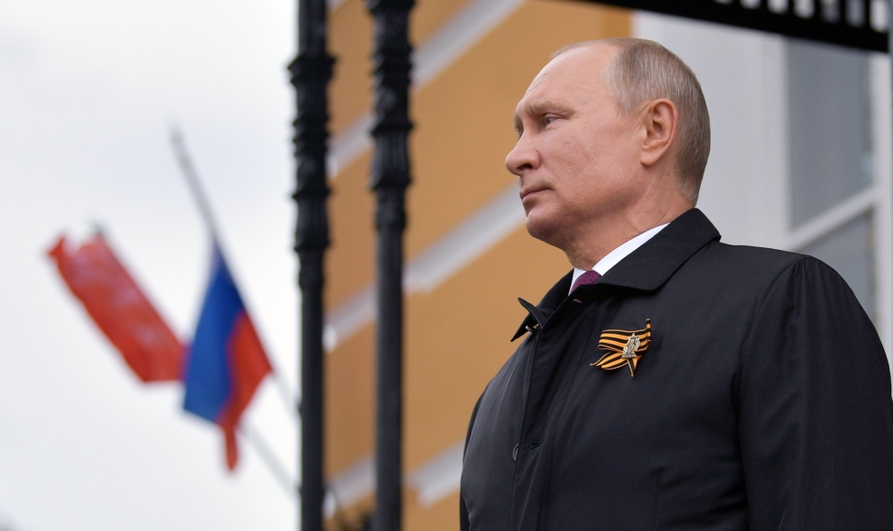 Russian President Vladimir Putin looks at military aircrafts flying over the Kremlin and Red Square to mark the 75th anniversary of the victory over Nazi Germany in World War Two, Moscow, May 9, 2020. / AFP / Alexey DRUZHININ
