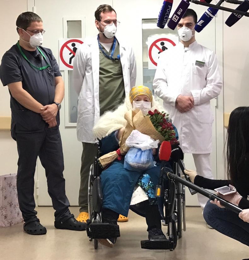 Pelageya Poyarkova, 100, wearing a protective mask poses for a picture as she leaves the Brain Centre in Moscow on May 13, 2020. AFP PHOTO / FEDERAL BIOMEDICAL AGENCY OF RUSSIA 