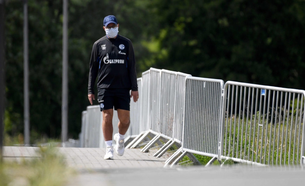 FC Schalke 04's German headcoach David Wagner walks with a face mask at the club's training grounds before a training session in Gelsenkirchen, western Germany on May 14, 2020. AFP / Ina FASSBENDER
