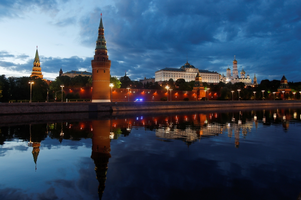 :An ambulance moves past Kremlin as the spread of the coronavirus disease (COVID-19) continues in Moscow, Russia May 16, 2020. REUTERS/Maxim Shemetov
