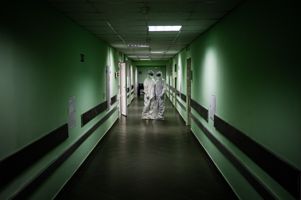 :Medical workers wearing personal protective equipment (PPE) stand in a hall of Vinogradov City Clinical Hospital, which delivers treatment to coronavirus patients, in Moscow on May 17, 2020. / AFP / Dimitar DILKOFF
