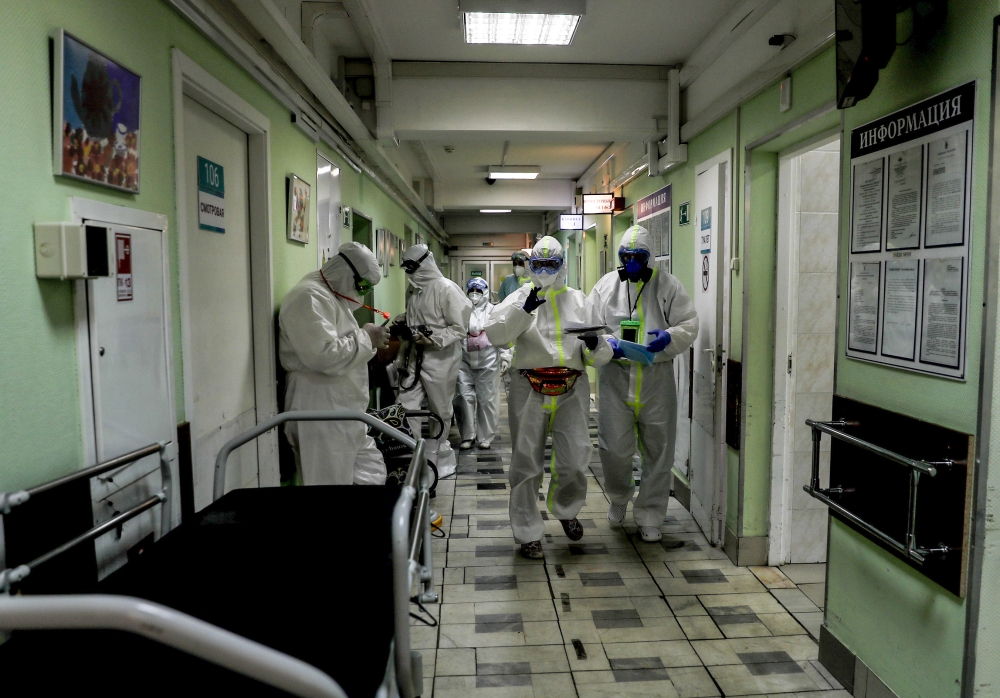 MOSCOW, RUSSIA - MAY 22: Healthcare workers wearing protective suit are seen on their duty a state hospital in Moscow, Russia on May 22, 2020. Russia remains second-worst-hit country globally, with 326,448 coronavirus cases. ( Sefa Karacan - Anadolu Agenc