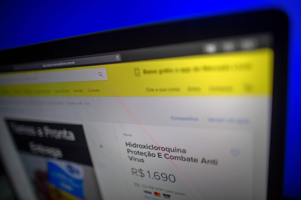 Photo of a laptop's screen showing the hydroxychloroquine for sale on a Brazilian website in Rio de Janeiro, Brazil, on May 20, 2020.  / AFP / MAURO PIMENTEL
