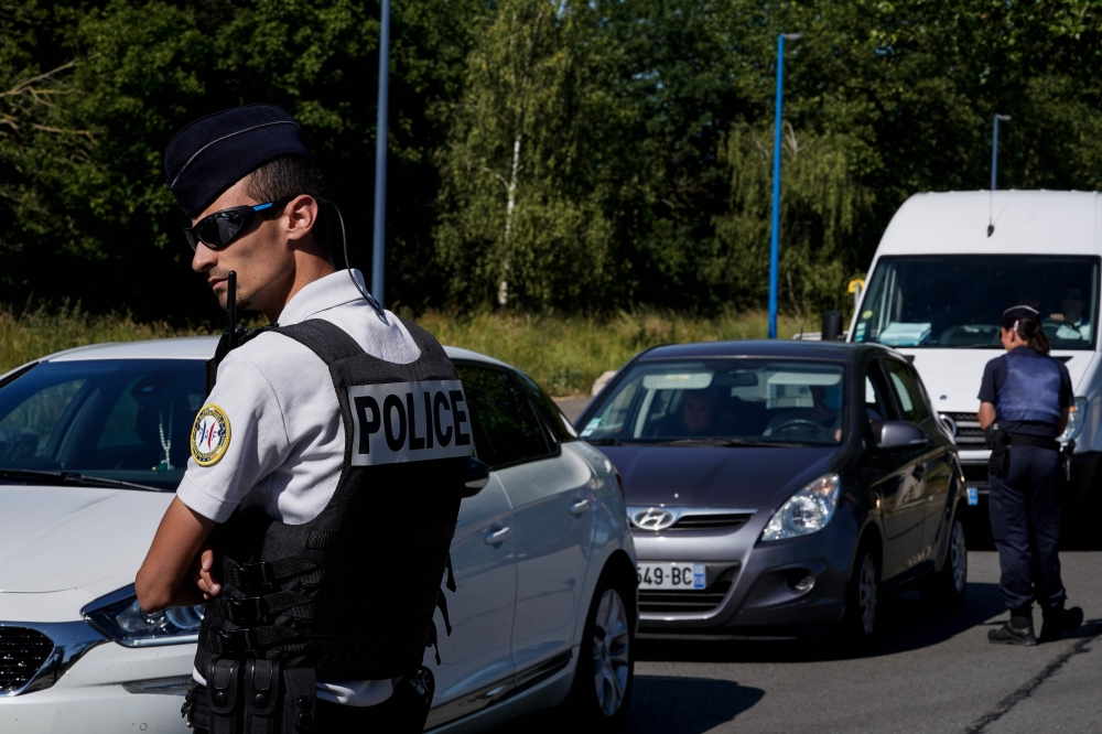 French border police officers controls a motorist on May 30, 2020 at the Quievrain border crossing between France and Belgium, as the two countries ease lockdown measures taken to curb the spread of the COVID-19 (the novel coronavirus). AFP / Kenzo TRIBOU