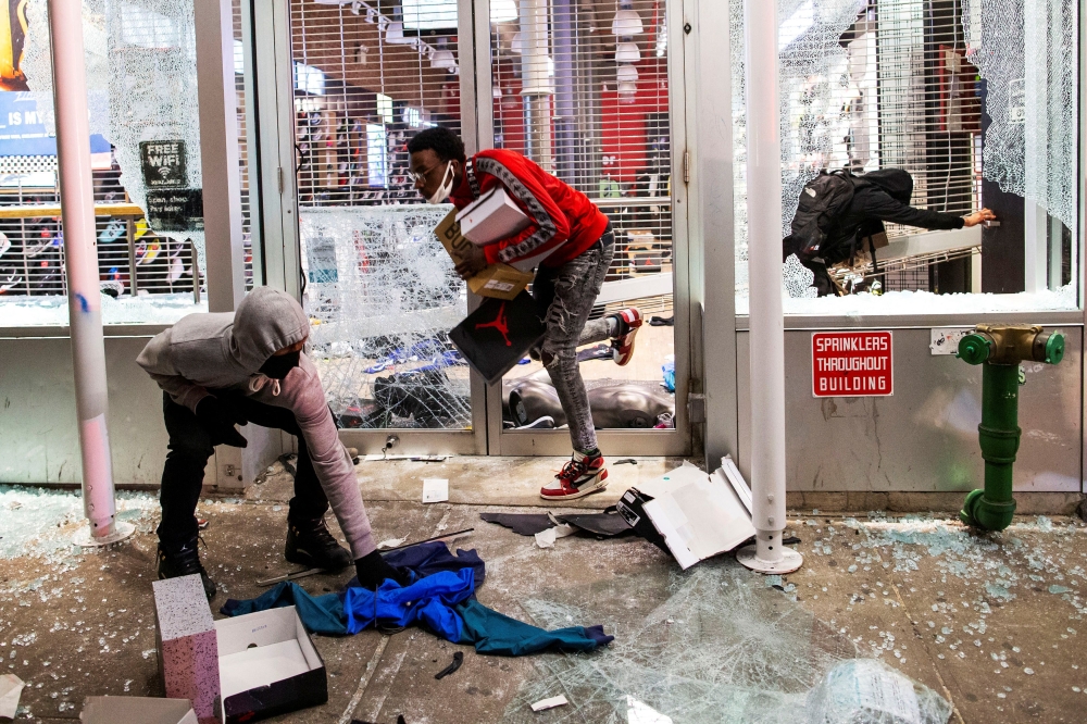 Protesters loot a store after marching against the death in Minneapolis police custody of George Floyd, in the Manhattan borough of New York City, U.S., June 1, 2020. REUTERS/Eduardo Munoz
