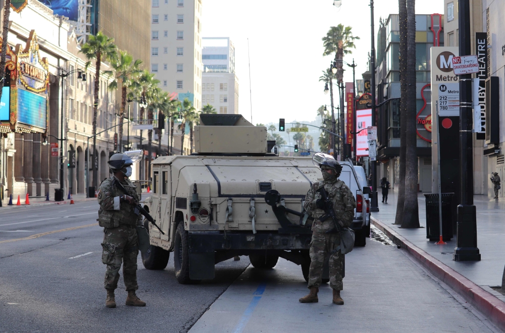 National Guards and armored trucks are patrolling Hollywood boulevard between the Dolby theatre and El capitan theatre in Hollywood on May 31, 2020.  / AFP / Javier TOVAR
