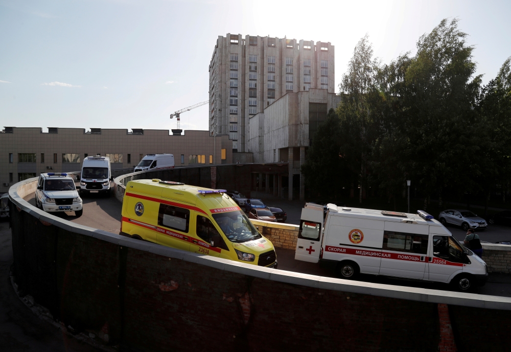 FILE PHOTO: Ambulances queue outside the I.I. Dzhanelidze Research Institute of Emergency Medicine amid the coronavirus outbreak in Saint Petersburg, Russia June 8, 2020. REUTERS/Anton Vaganov