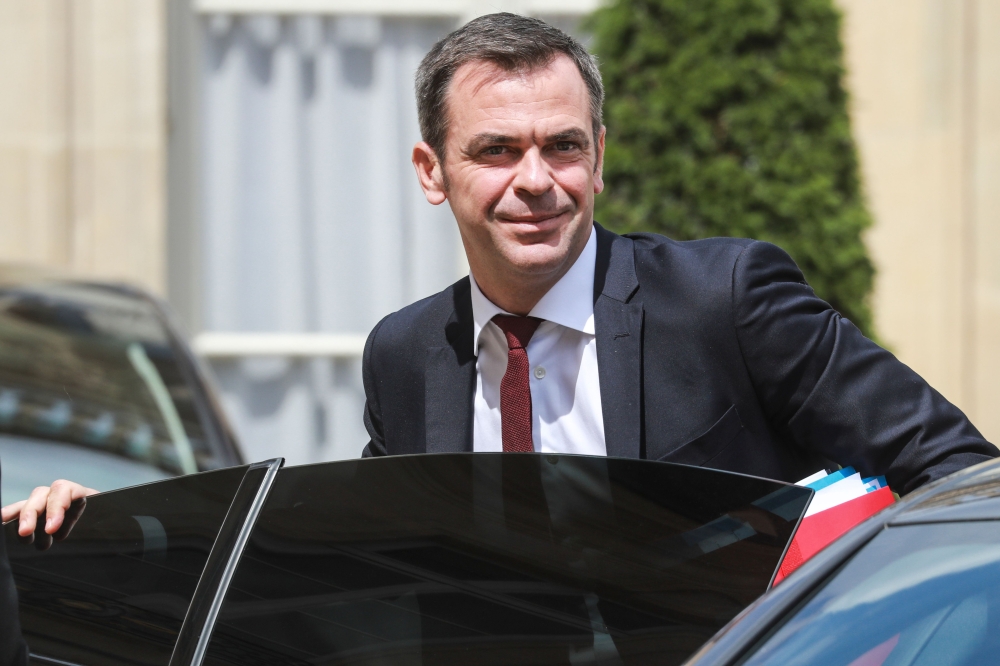 French Health and Solidarity Minister Olivier Veran leaves the Elysee presidential palace after attending the weekly cabinet meeting on June 10, 2020 in Paris. / AFP / POOL / Ludovic MARIN
