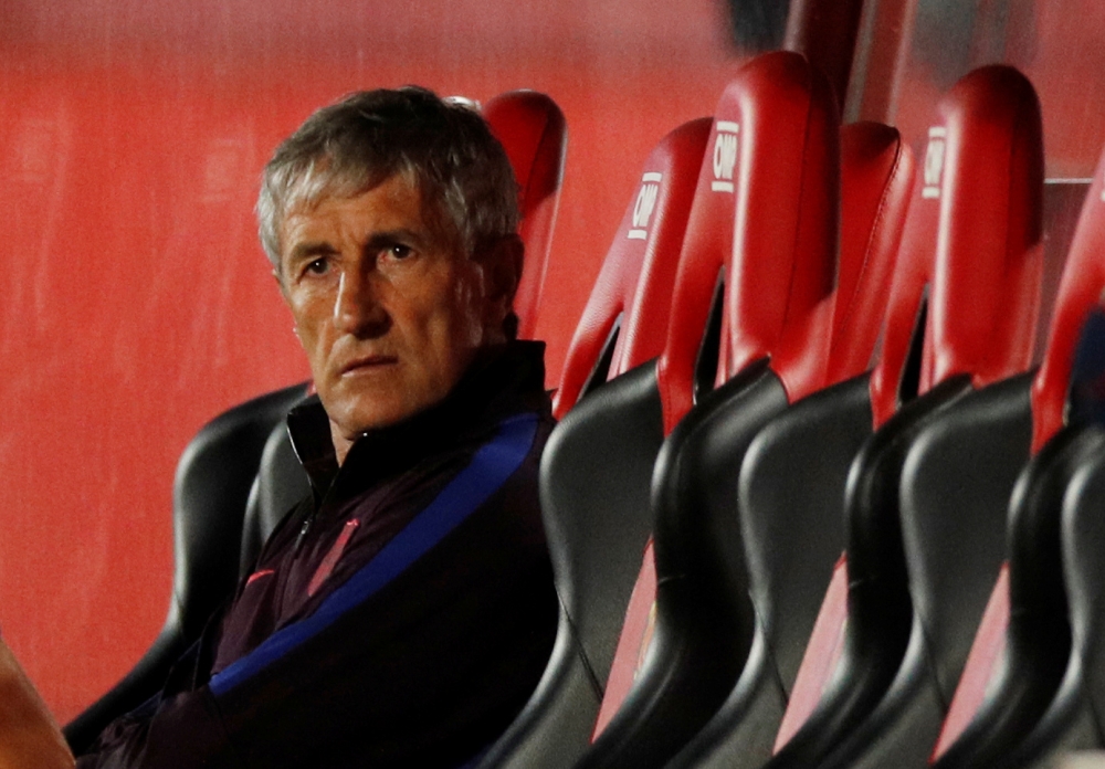 Barcelona coach Quique Setien before the match, as play resumes behind closed doors following the outbreak of the coronavirus disease (COVID-19) REUTERS/Albert Gea