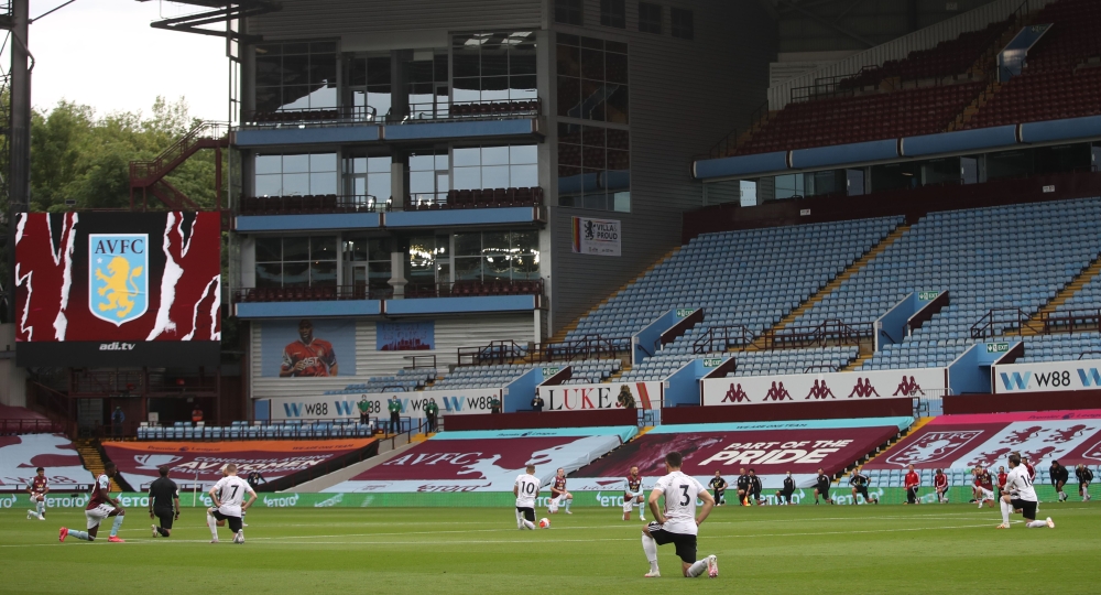 Players kneel during a minute of silence prior to the English Premier League football match between Aston Villa and Sheffield United at Villa Park in Birmingham, central England on June 17, 2020. / AFP / POOL / CARL RECINE /