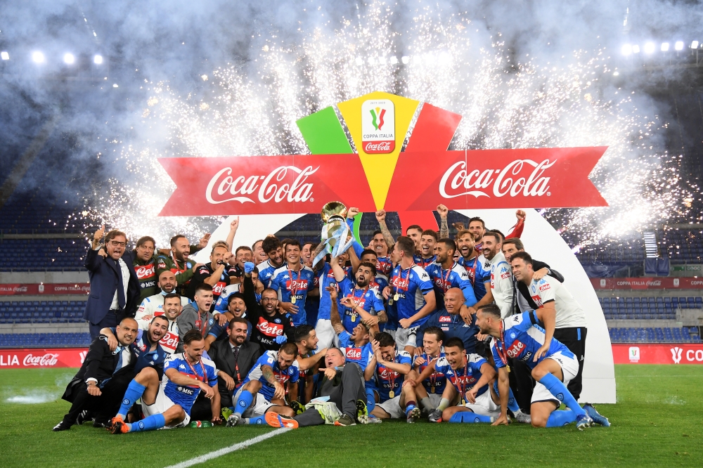 Napoli players and staff celebrate with the trophy after winning the Coppa Italia, as play resumes behind closed doors following the outbreak of the coronavirus disease (COVID-19) REUTERS/Alberto Lingria