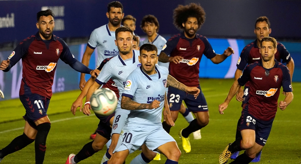 Atletico Madrid's Angel Correa in action as teammates and Osasuna players look on, as play resumes behind closed doors following the outbreak of the coronavirus disease (COVID-19) REUTERS/Vincent West