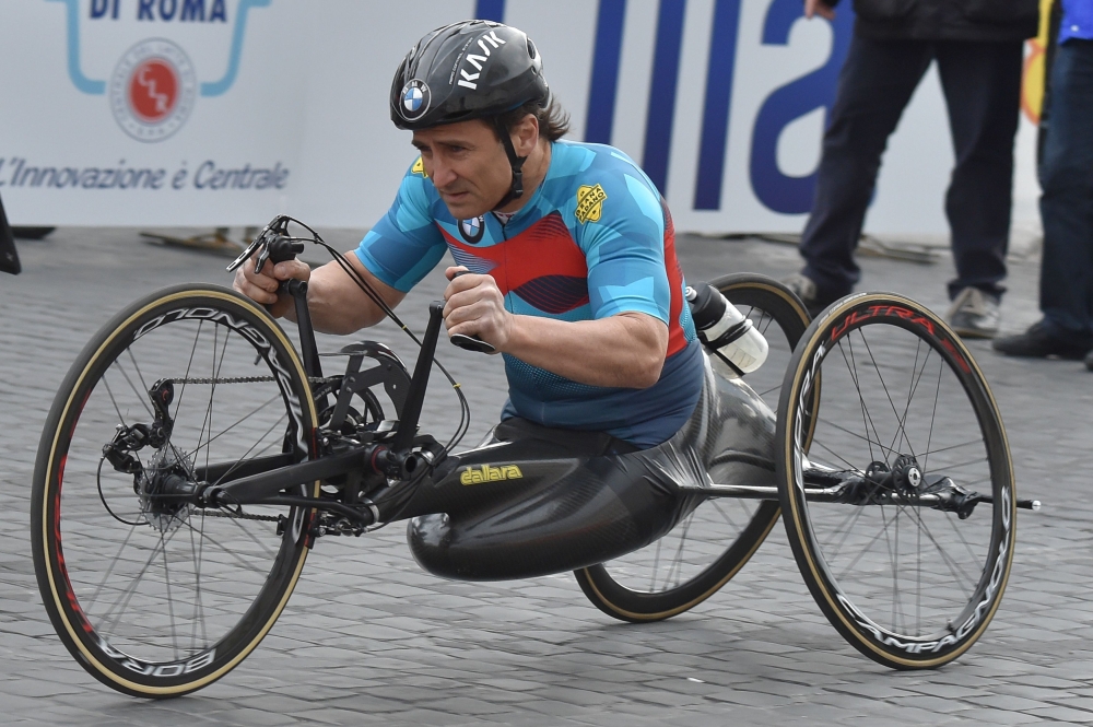 (FILES) In this file photograph taken on April 2, 2017, former racing driver and paracyclist, Italian Alex Zanardi takes part in the 23rd Marathon of Rome. AFP / Andreas SOLARO