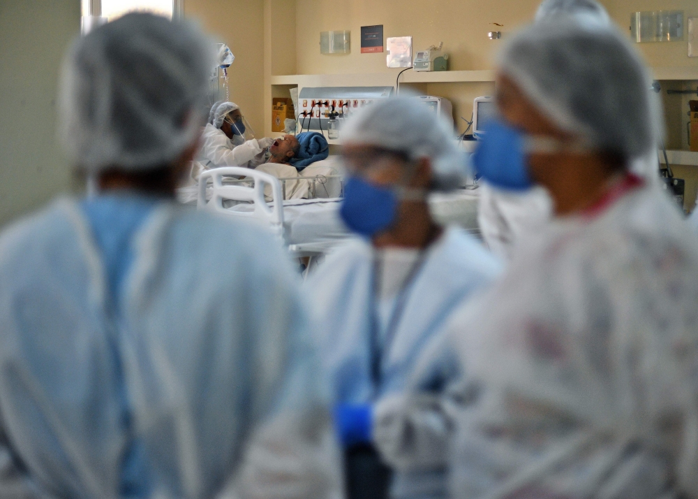 A COVID-19 patient is treated at the Oceanico hospital in Niteroi, Rio de Janeiro on June 22, 2020, during the coronavirus pandemic. Brazil is the second worst-affected country behind the United States, registering over 50,000 deaths. / AFP / CARL DE SOUZ
